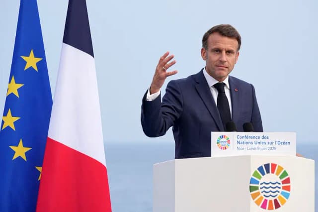 El presidente de Francia, Emmanuel Macron, gesticula mientras pronuncia un discurso durante la tercera Conferencia de las Naciones Unidas sobre los Océanos (UNOC3), en la Riviera Francesa, el 9 de junio de 2025. (Laurent Cipriani/POOL/AFP vía Getty Images)