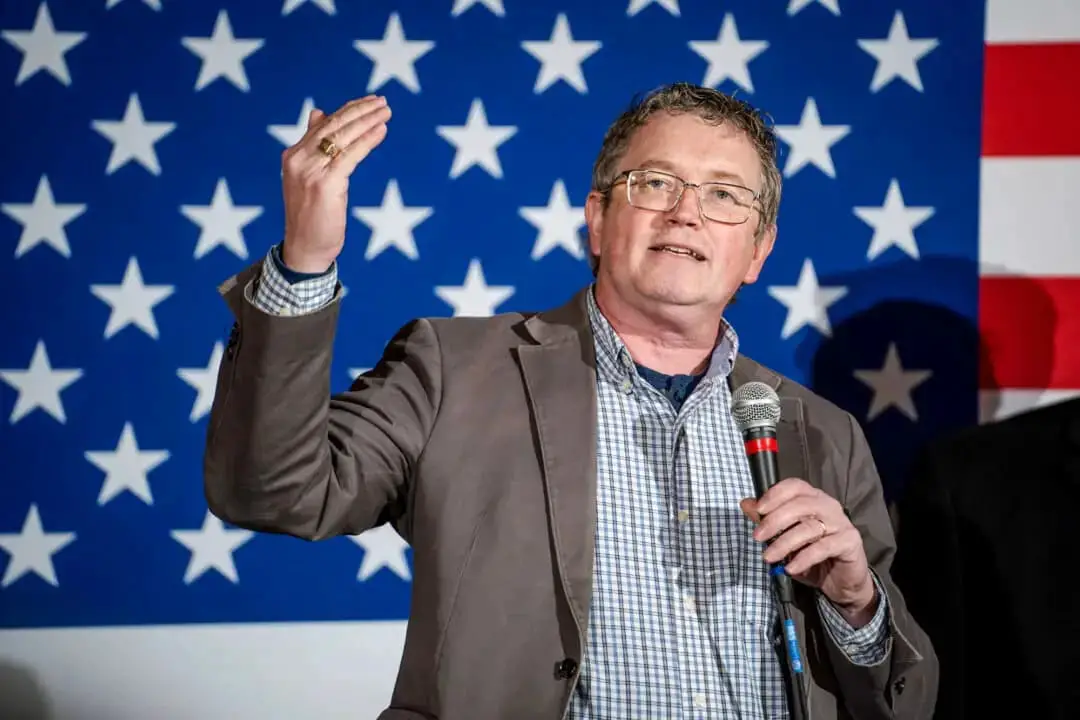 El representante Thomas Massie (R-Ky.) habla durante un acto de campaña en Cedar Rapids, Iowa, el 14 de enero de 2024. (Madalina Vasiliu/The Epoch Times)
