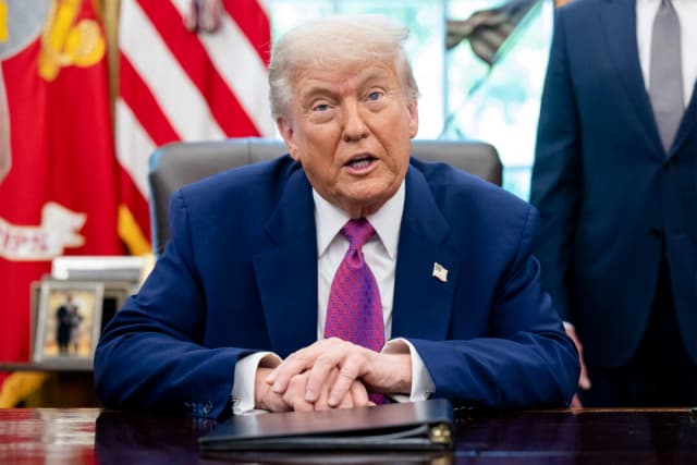 El presidente Donald Trump habla sobre la próxima temporada de incendios forestales y huracanes en el Despacho Oval de Washington el 10 de junio de 2025. (Saul Loeb/AFP a través de Getty Images)