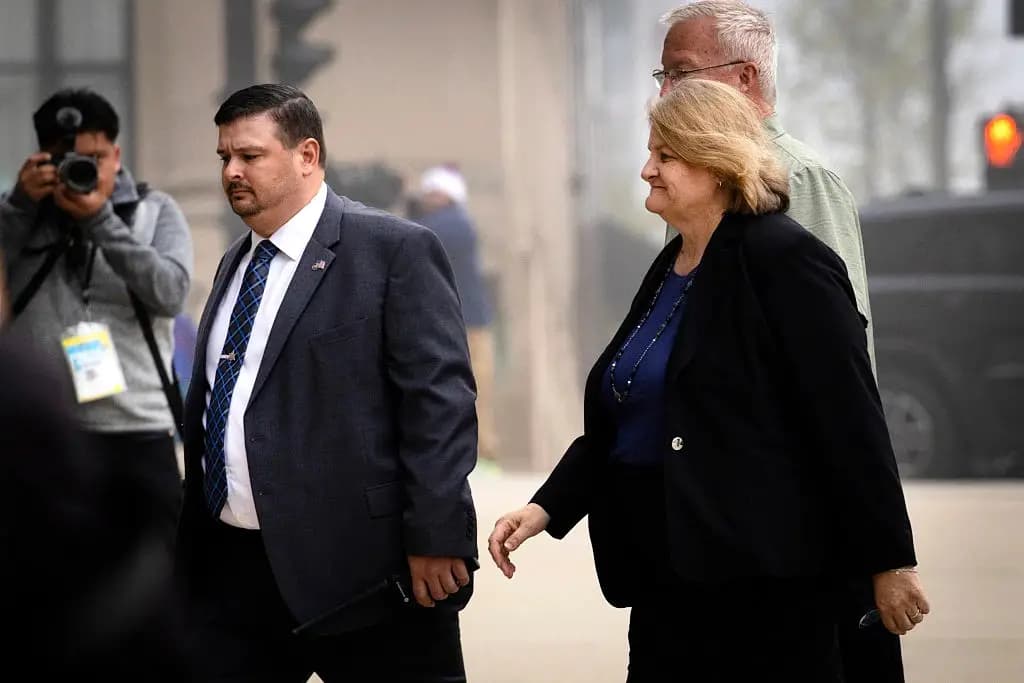 La jueza del circuito del condado de Milwaukee, Hannah Dugan, entra en la Corte Federal de Milwaukee, en Milwaukee, Wisconsin, el 15 de mayo de 2025. (Scott Olson/Getty Images)
