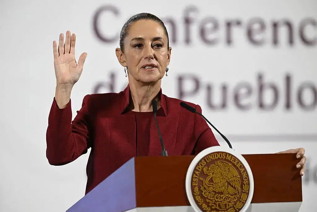 La presidenta de México, Claudia Sheinbaum, gesticula mientras ofrece su rueda de prensa diaria en el Palacio Nacional de Ciudad de México, el 2 de abril de 2025. (ALFREDO ESTRELLA/AFP a través de Getty Images)
