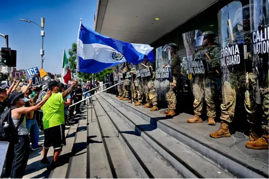 Un manifestante ondea la bandera nacional de El Salvador frente a una línea de la Guardia Nacional de California frente al Edificio Federal el lunes 9 de junio de 2025, en el centro de Los Ángeles. (Foto AP/Eric Thayer)