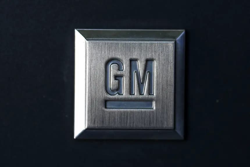 El logotipo de General Motors se muestra en un automóvil en un concesionario Chevrolet el 25 de julio de 2018 en Colma, California. (Justin Sullivan/Getty Images)