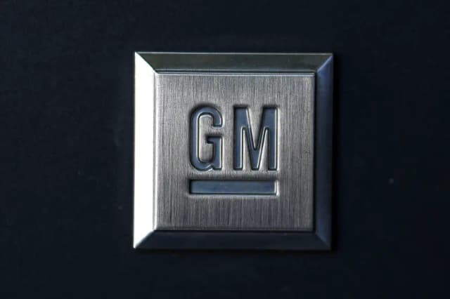 El logotipo de General Motors se muestra en un automóvil en un concesionario Chevrolet el 25 de julio de 2018 en Colma, California. (Justin Sullivan/Getty Images)