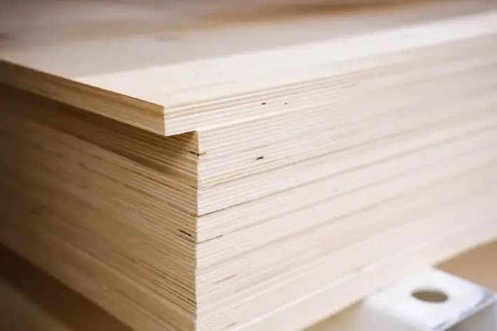 Láminas de madera contrachapada en un estante de una ferretería. (Shutterstock)