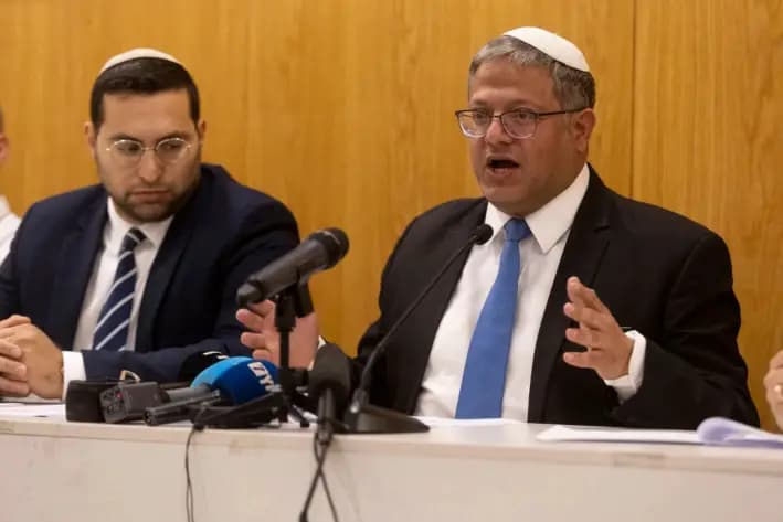 El ministro israelí de Seguridad Nacional, Itamar Ben Gvir (der.), habla ante la reunión del partido Otzma Yehudit en el parlamento israelí, en Jerusalén, el 3 de junio de 2024. (Amir Levy/Getty Images)