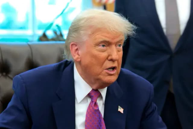 El presidente Donald Trump pronuncia un discurso sobre la preparación ante desastres naturales en la Oficina Oval de la Casa Blanca, el 10 de junio de 2025. (Anna Moneymaker/Getty Images)