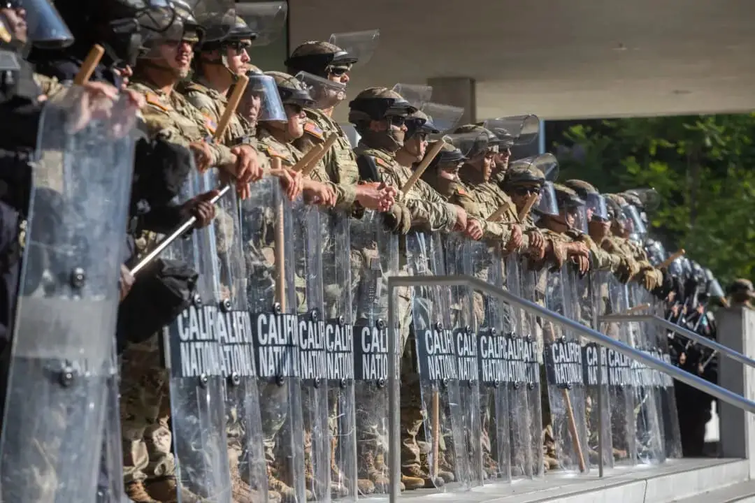 Miembros de la Guardia Nacional de California montan guardia frente al edificio federal mientras continúan las protestas en respuesta a las operaciones federales de inmigración en Los Ángeles, el 10 de junio de 2025. (Apu Gomes/AFP a través de Getty Images)
