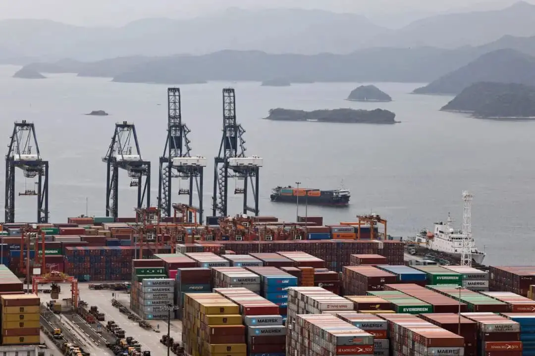 Un buque de carga con contenedores se aproxima al puerto de Yantian, en Shenzhen (China), el 17 de abril de 2025. (REUTERS/Tingshu Wang)
