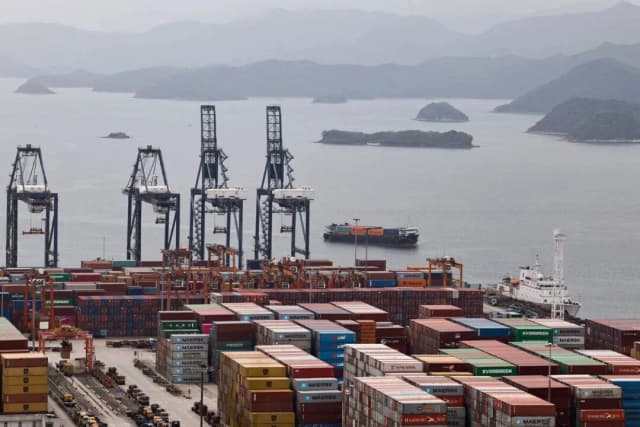 Un buque de carga con contenedores se aproxima al puerto de Yantian, en Shenzhen (China), el 17 de abril de 2025. (REUTERS/Tingshu Wang)
