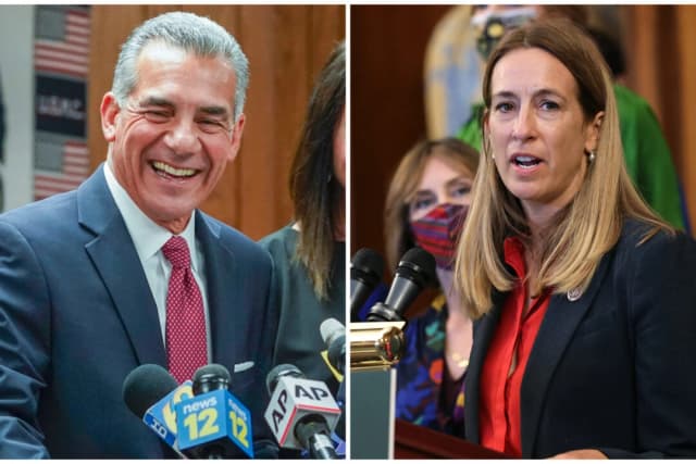 (I) El candidato republicano a gobernador Jack Ciattarelli habla durante una rueda de prensa en Raritan, Nueva Jersey, el viernes 12 de noviembre de 2021. (D) La representante Mikie Sherrill (D-N.J.) habla durante un acto en la sala Rayburn del Capitolio de Estados Unidos en Washington el 28 de septiembre de 2021. (Chip Somodevilla/Getty Images; Mary Altaffer/ AP)