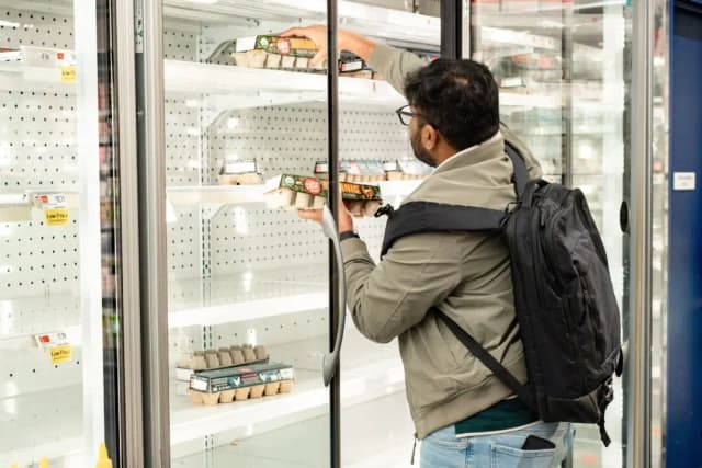 Un hombre compra en una tienda de comestibles con escasez de huevos en la ciudad de Nueva York el 12 de marzo de 2025. (Samira Bouaou/The Epoch Times)
