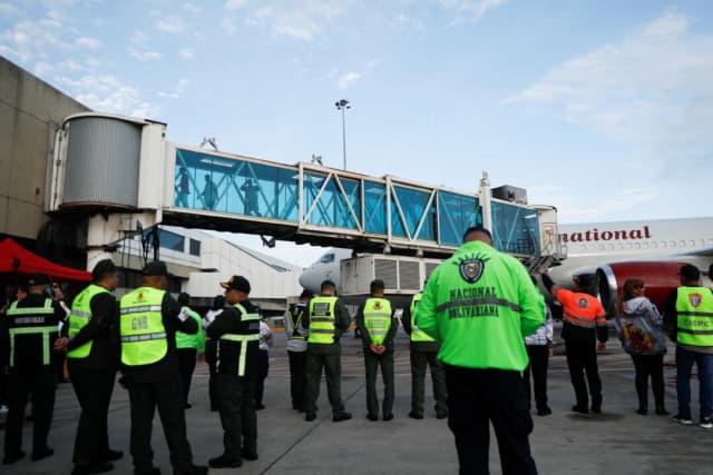 Inmigrantes ilegales venezolanos llegan al Aeropuerto Internacional Simón Bolívar tras ser deportados de Estados Unidos, en Maiquetía, Venezuela, el 9 de mayo de 2025. (Leonardo Fernández Viloria/Reuters)