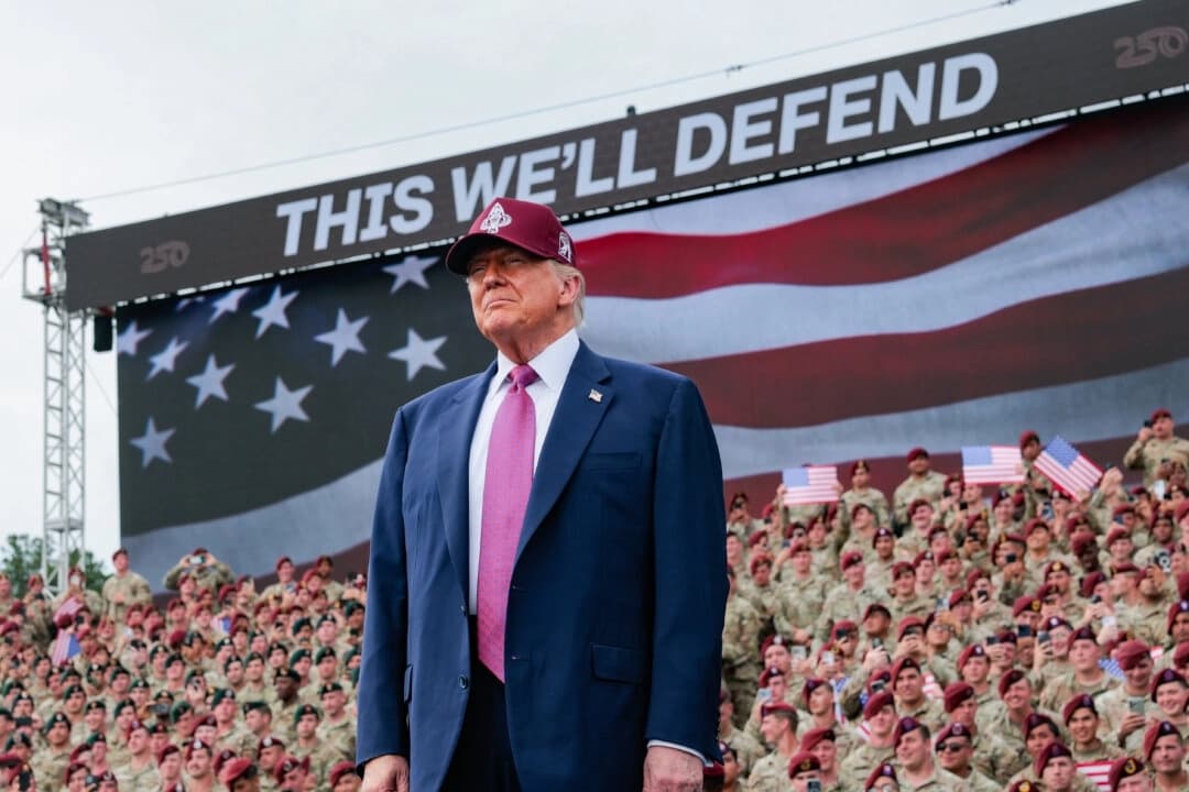 El presidente Donald Trump sube al escenario durante un mitin con tropas del Ejército de Estados Unidos en Fort Bragg, Carolina del Norte, el 10 de junio de 2025. (Anna Moneymaker/Getty Images)
