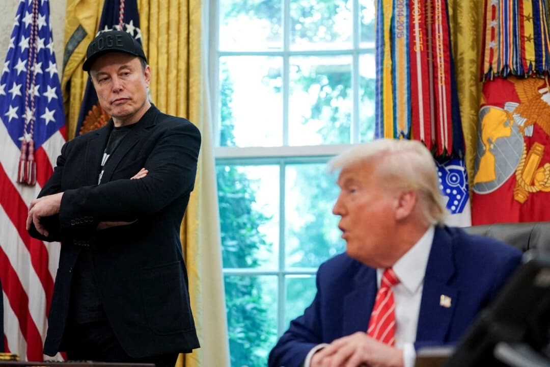 El presidente Donald Trump y Elon Musk asisten a la Oficina Oval de la Casa Blanca el 30 de mayo de 2025. (Nathan Howard/Reuters)
