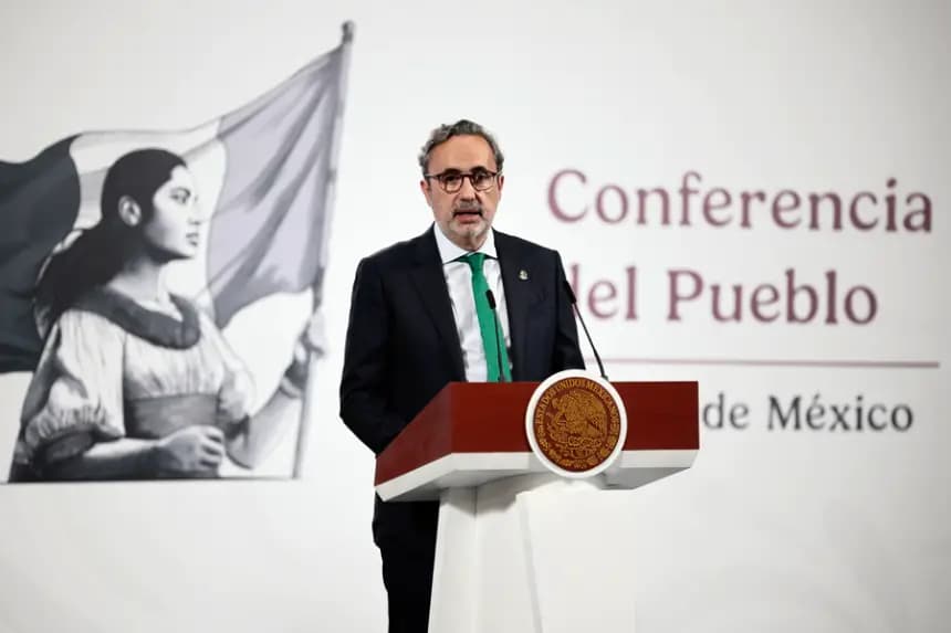 El director general de Heineken México, Oriol Bonaclocha, participa durante una conferencia de prensa el 11 de junio de 2025, en Palacio Nacional de la Ciudad de México (México). EFE/ José Méndez