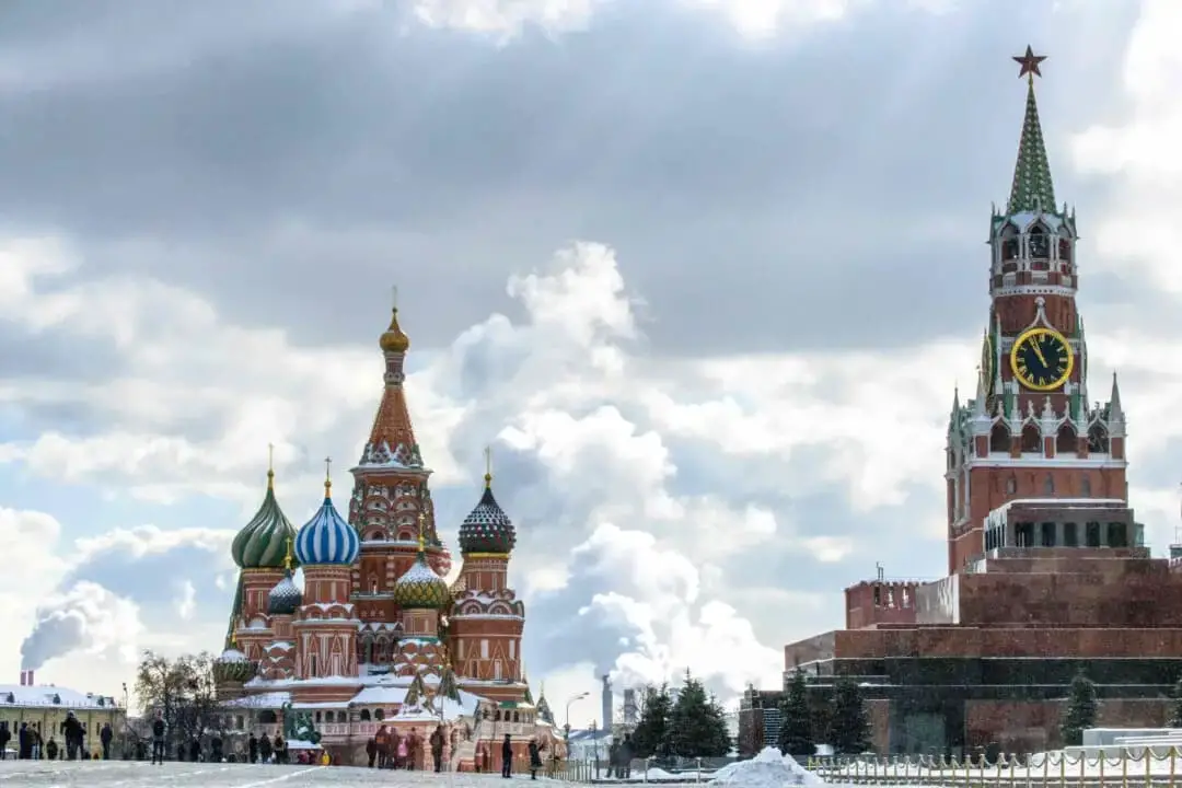 La catedral de San Basilio y el Kremlin en Moscú, el 16 de marzo de 2018. (Mladen Antonov/AFP a través de Getty Images)
