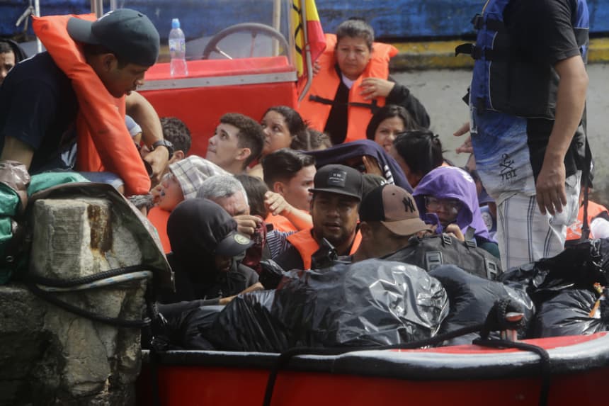 Imagen de archivo de migrantes que suben a una embarcación con destino al municipio colombiano de Necoclí, en el poblado Palenque, en la provincia de Colón en el Caribe de Panamá. EFE/ Carlos Lemos