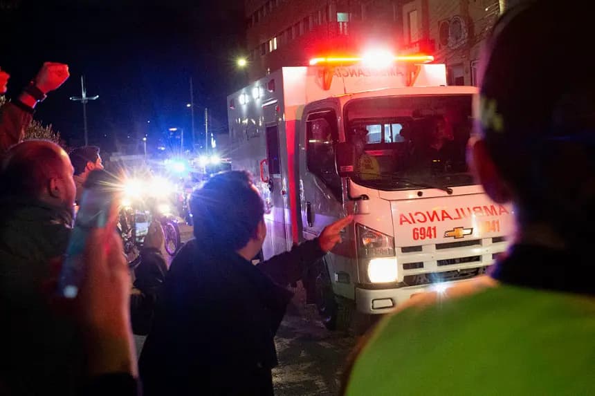 El senador Miguel Uribe Turbay es trasladado en ambulancia tras ser herido de bala durante un acto político en Bogotá (Colombia) el 7 de junio de 2025. (Stringer/AFP vía Getty Images)