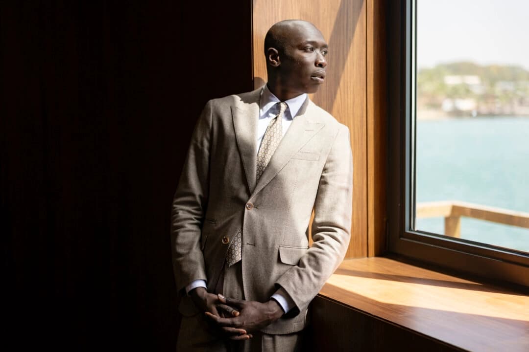 La estrella de TikTok Khaby Lame posa para una fotografía tras ser nombrado Embajador de Buena Voluntad de UNICEF en Dakar, Senegal, el 31 de enero de 2025. (Sylvain Cherkaoui/AP Photo).