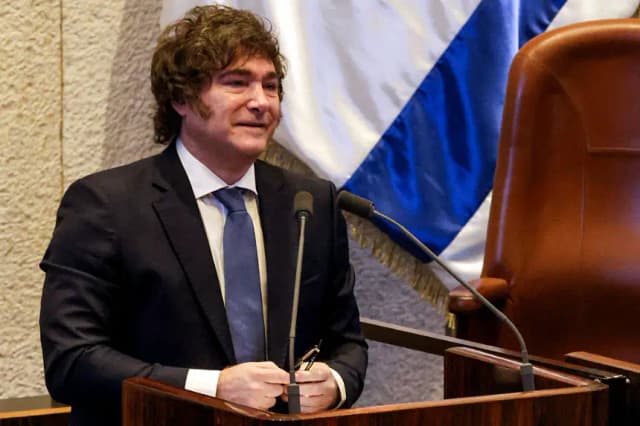 El presidente de Argentina, Javier Milei, se dirigió a la asamblea durante una sesión del parlamento israelí (Knesset) en su sede en Jerusalén el 11 de junio de 2025. (Menahem Kahana/AFP vía Getty Images)