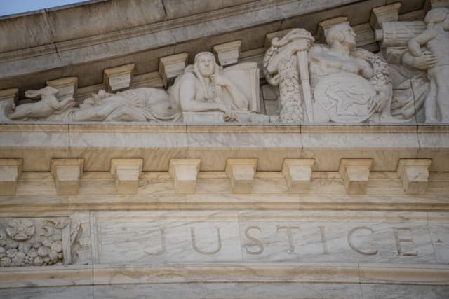 Parte del frontón este del edificio de la Corte Suprema de los Estados Unidos en Washington, el 19 de mayo de 2025. (Madalina Vasiliu/The Epoch Times).