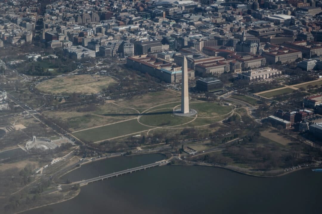 Vista aérea del Monumento a Washington en Washington el 18 de marzo de 2025. (Madalina Vasiliu/The Epoch Times)

