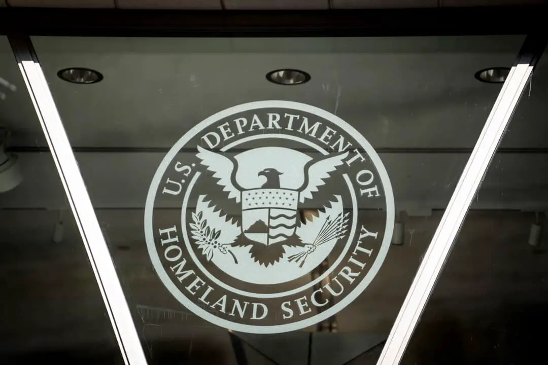 El sello del Departamento de Seguridad Nacional de los Estados Unidos en Washington, el 12 de agosto de 2024. (Madalina Vasiliu/The Epoch Times).
