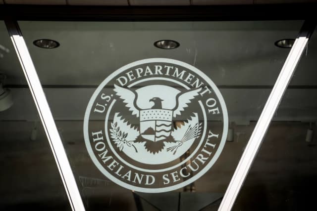 El sello del Departamento de Seguridad Nacional de los Estados Unidos en Washington, el 12 de agosto de 2024. (Madalina Vasiliu/The Epoch Times).