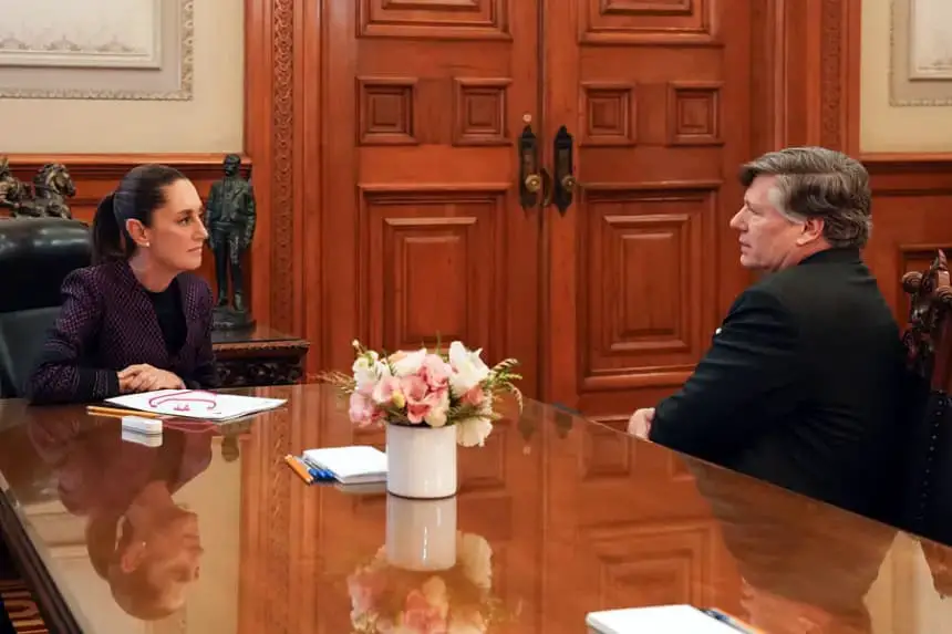 Fotografía cedida por la Presidencia de México de la mandataria mexicana, Claudia Sheinbaum (i), durante una reunión con el subsecretario de Estado estadounidense, Christopher Landau, el 11 de junio de 2025, en Palacio Nacional de Ciudad de México (México). EFE/ Presidencia de México