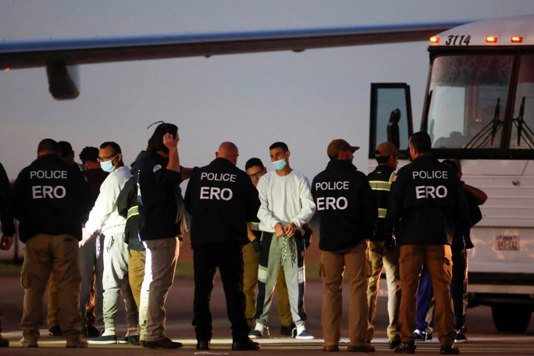 Migrantes venezolanos son revisados antes de abordar un vuelo de repatriación en Harlingen, Texas, el 18 de octubre de 2023. (Daniel Becerril/Reuters)