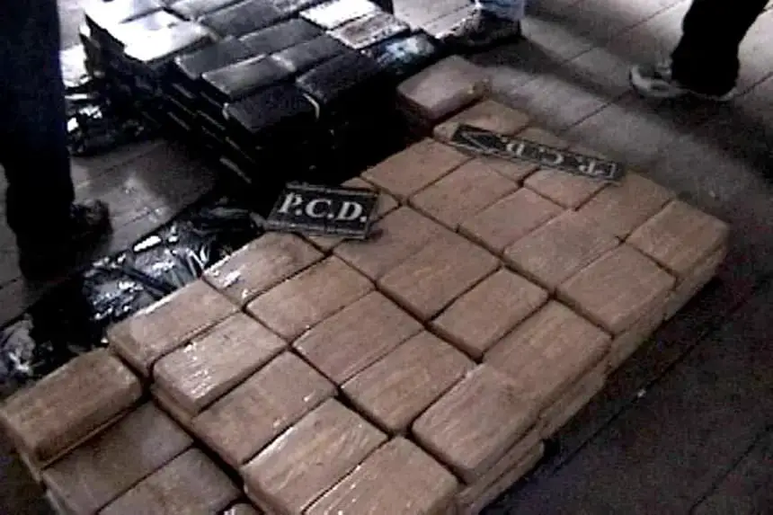 Paquetes conteniendo un total de 190 kilogramos de cocaína, que fueron incautados por la Policía de Costa Rica, son mostrados a la prensa, el 12 de junio de 2001, en San José, Costa Rica. (STR/AFP vía Getty Images)