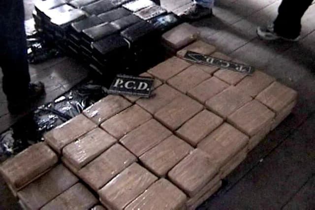 Paquetes conteniendo un total de 190 kilogramos de cocaína, que fueron incautados por la Policía de Costa Rica, son mostrados a la prensa, el 12 de junio de 2001, en San José, Costa Rica. (STR/AFP vía Getty Images)