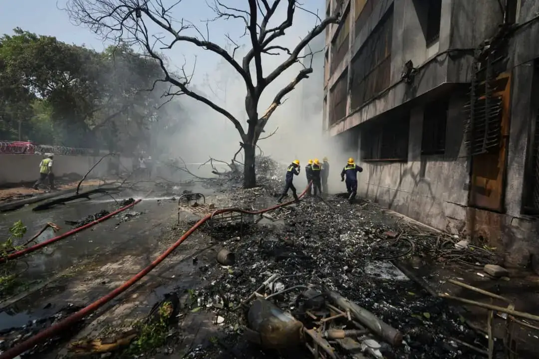 Bomberos trabajan en el lugar del accidente de un avión en la ciudad de Ahmedabad, en el noroeste de la India, en el estado de Gujarat, el 12 de junio de 2025. (Ajit Solanki/AP Photo)
