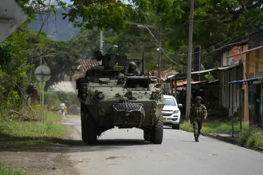 Integrantes de las Fuerzas Armadas vigilan el área donde ocurrió una explosión el 10 de junio de 2025 en el caserío de Guachinte, que forma parte del municipio de Jamundí (Colombia). EFE/ Ernesto Guzmán