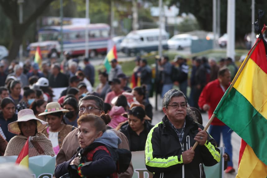 Personas participan en una protesta exigiendo justicia por la muerte de dos policías en enfrentamientos con simpatizantes de Evo Morales el 11 de junio de 2025. EFE/ Luis Gandarillas