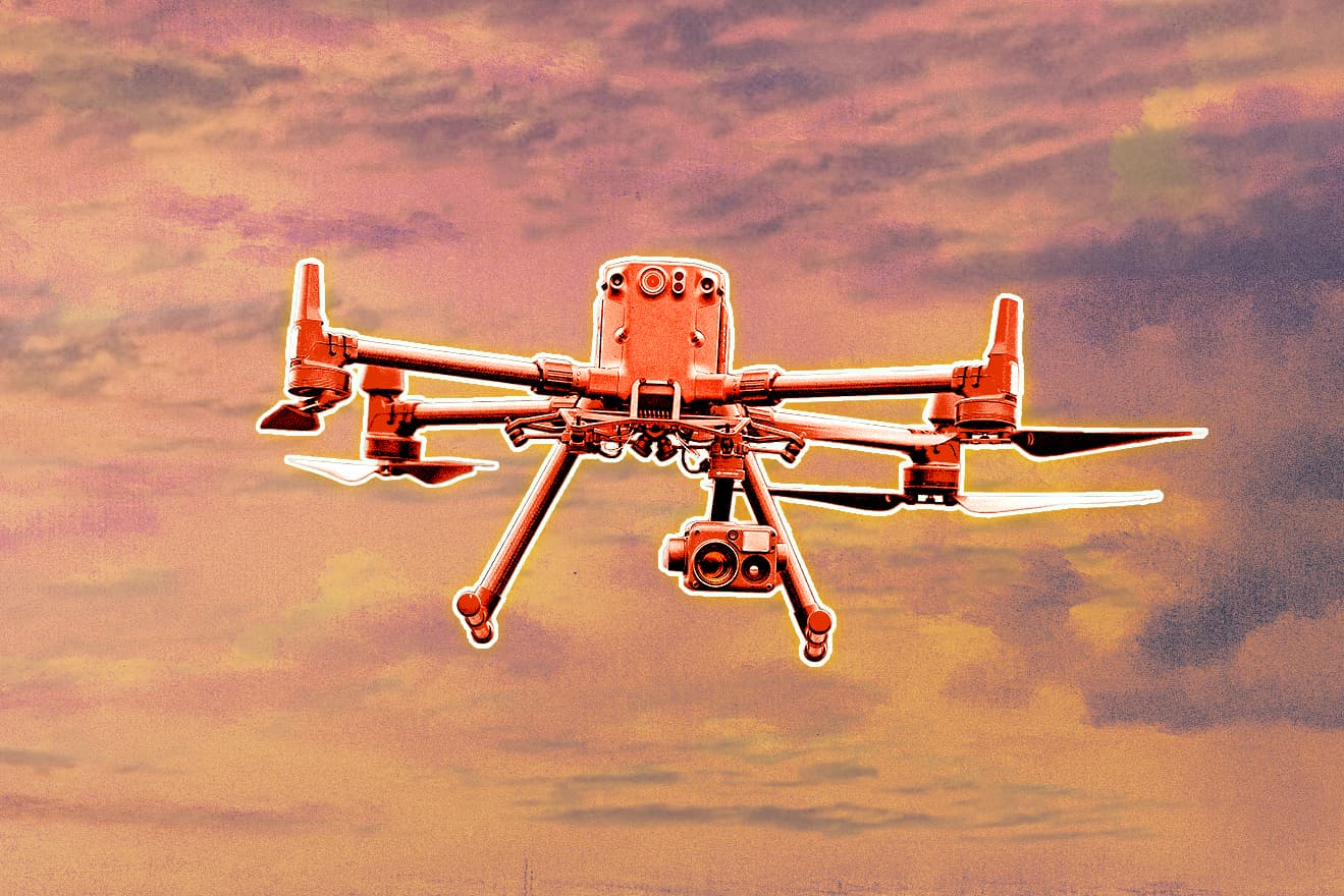 Un dron DJI Matrice M300. En 2022, agentes del grupo de trabajo de Seguridad Nacional encontraron un dron DJI M300 de fabricación china volando a través de la frontera entre Estados Unidos y Canadá, que transportaba alrededor de 6.5 libras de la droga MDMA, comúnmente conocida como éxtasis. El piloto del dron y otras personas presentes en el lugar eran ciudadanos chinos que afirmaban tener la ciudadanía estadounidense. (Ilustración de The Epoch Times, Getty Images).