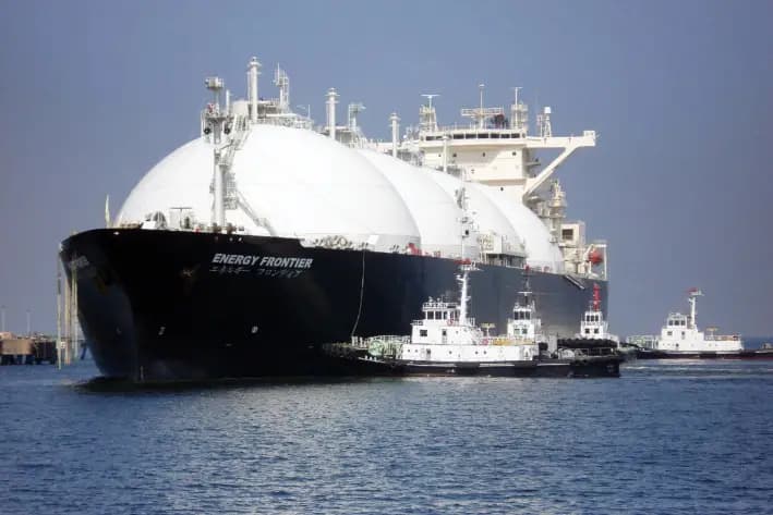 Un buque cisterna de gas natural licuado llega a una gasolinera en la prefectura de Chiba, Japón, el 6 de abril de 2009. (STR/JIJI Press/AFP vía Getty Images)