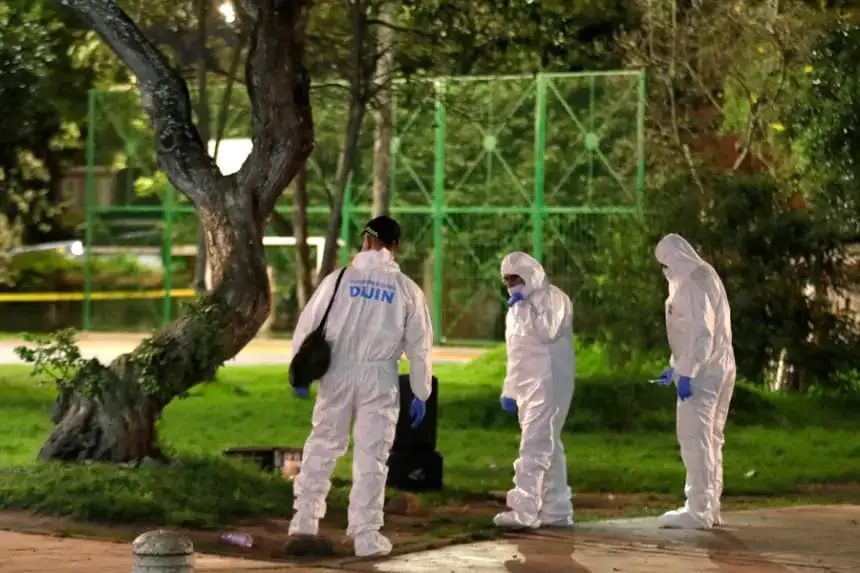 Integrantes de la Dirección de Investigación Criminal e Interpol (DIJIN) en la zona donde se presentó el atentado contra el senador Miguel Uribe Turbay. EFE/ Carlos Ortega