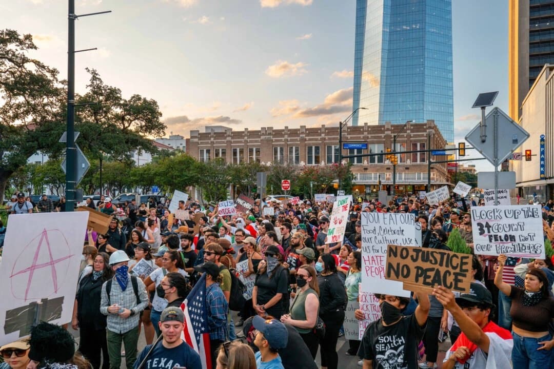La gente protesta contra las redadas del Servicio de Inmigración y Control de Aduanas de Estados Unidos (ICE) en el Ayuntamiento de San Antonio, en Texas, el 11 de junio de 2025. (Brandon Bell/Getty Images)