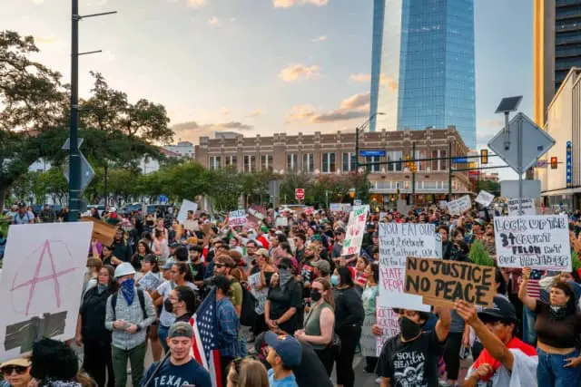 La gente protesta contra las redadas del Servicio de Inmigración y Control de Aduanas de Estados Unidos (ICE) en el Ayuntamiento de San Antonio, en Texas, el 11 de junio de 2025. (Brandon Bell/Getty Images)
