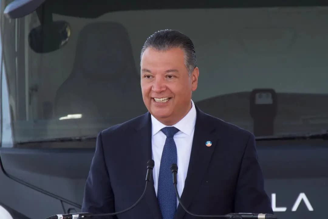 El senador Alex Padilla (D-Calif.) habla en una rueda de prensa para celebrar la inauguración de una estación comercial de hidrógeno en Oakland, California, el 30 de agosto de 2024. (Travis Gillmore/The Epoch Times)
