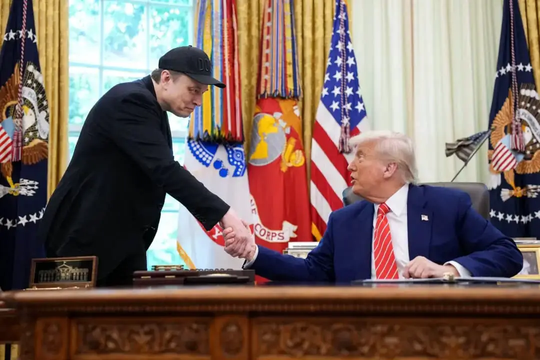 El director ejecutivo de Tesla, Elon Musk, estrecha la mano del presidente Donald Trump mientras hablan con los periodistas en el Despacho Oval el 30 de mayo de 2025. (Kevin Dietsch/Getty Images)
