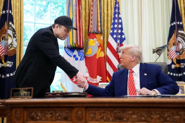 El director ejecutivo de Tesla, Elon Musk, estrecha la mano del presidente Donald Trump mientras hablan con los periodistas en el Despacho Oval el 30 de mayo de 2025. (Kevin Dietsch/Getty Images)
