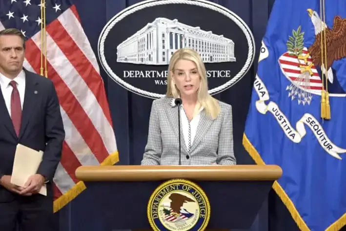 La Fiscal General Pam Bondi habla en una conferencia de prensa en el Departamento de Justicia, en Washington, el 6 de junio de 2025. (Departamento de Justicia/Captura de pantalla vía The Epoch Times)