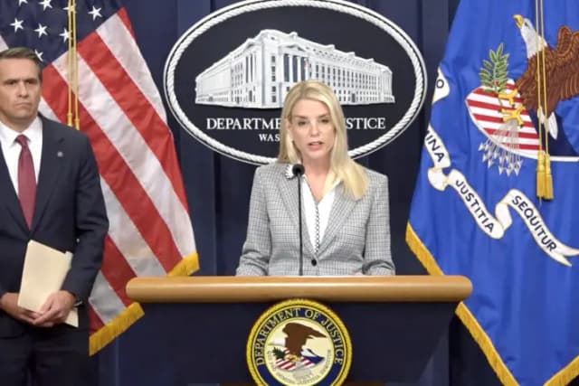 La Fiscal General Pam Bondi habla en una conferencia de prensa en el Departamento de Justicia, en Washington, el 6 de junio de 2025. (Departamento de Justicia/Captura de pantalla vía The Epoch Times)