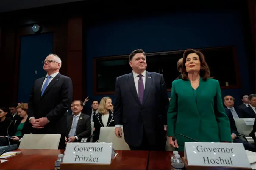 El gobernador de Minnesota, Tim Walz; el gobernador de Illinois, J.B. Pritzker; y la gobernadora de Nueva York, Kathy Hochul, llegan a una audiencia con el Comité de Supervisión y Responsabilidad de la Cámara de Representantes en el Capitolio de los Estados Unidos el 12 de junio de 2025. (Anna Moneymaker/Getty Images)