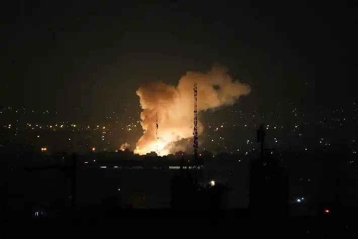 Humo tras una explosión en Teherán, Irán, el viernes 13 de junio de 2025. (Foto AP/Vahid Salemi)