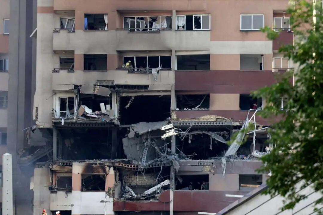 Equipos de rescate trabajan en un edificio atacado por Israel en la capital iraní, Teherán, el 13 de junio de 2025. (Atta Kenare/AFP a través de Getty Images)