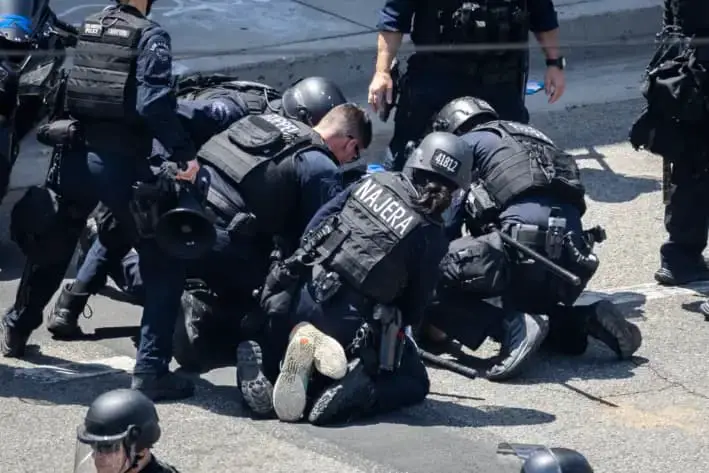 Agentes del Departamento de Policía de Los Ángeles arrestan a un hombre en Los Ángeles, California, el 8 de junio de 2025. (John Fredricks/The Epoch Times)